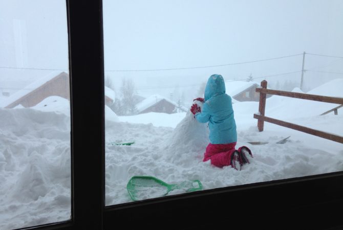 Jouer dans la neige devant l'appartement